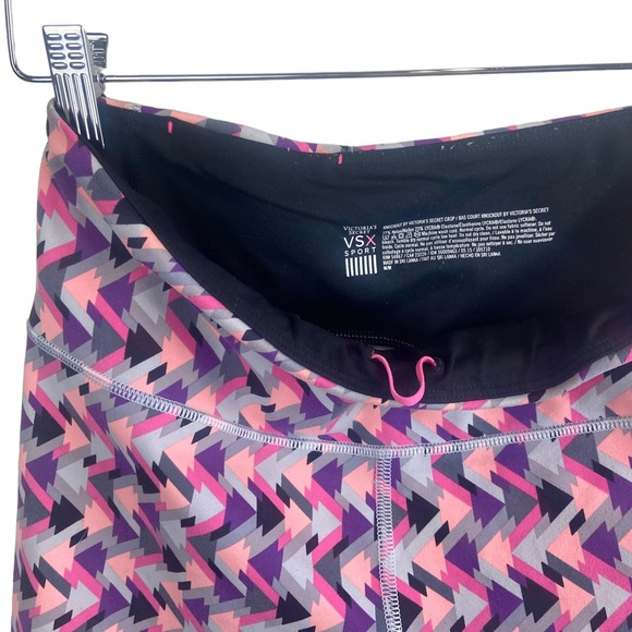 Victoria Secret VSX Multicolored Crop Capri Leggings Size Medium - Picture 10 of 11